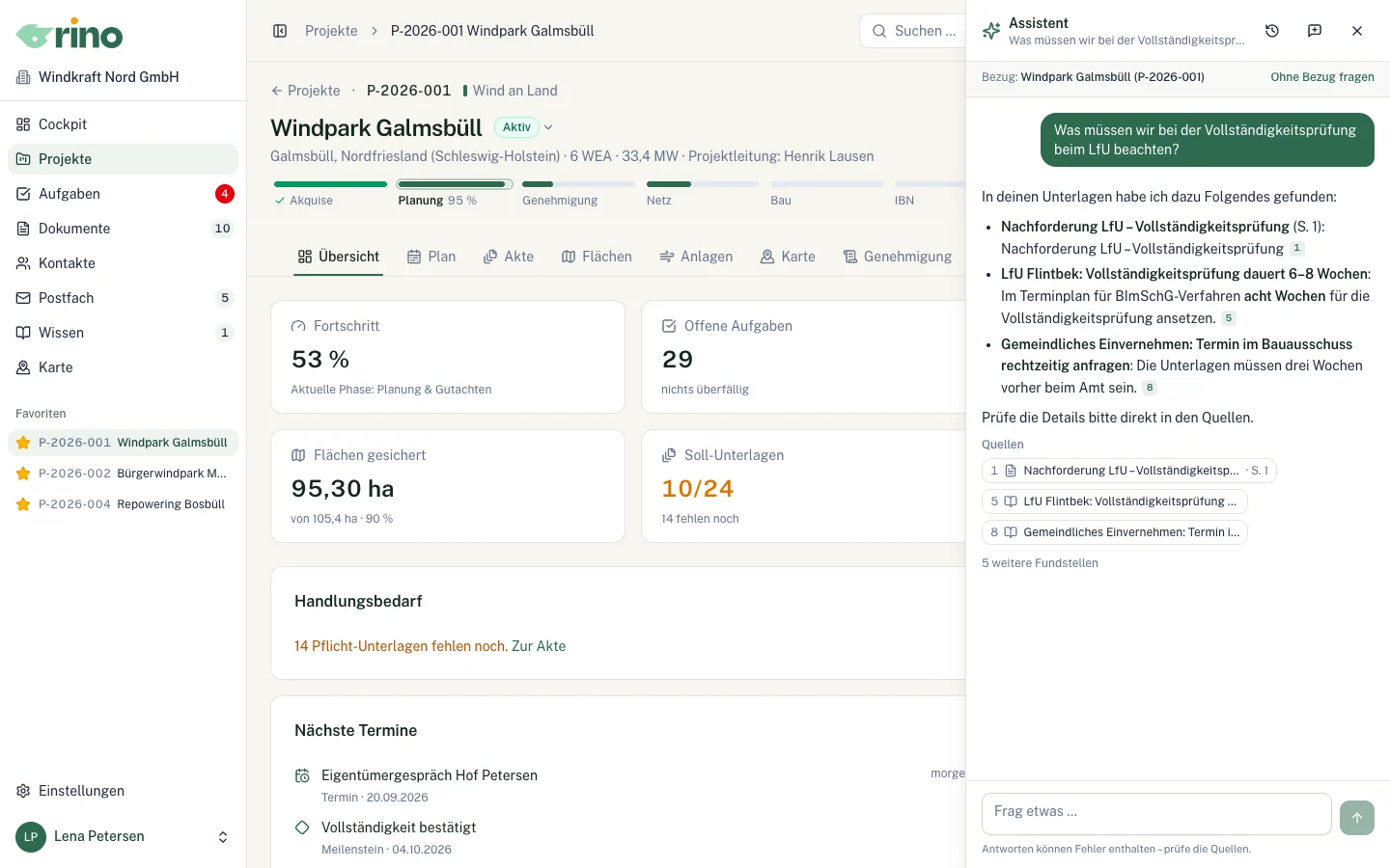 KI-Assistent auf der Projektseite mit Antwort aus Unterlagen und Wissen und Quellen mit Seitenangabe